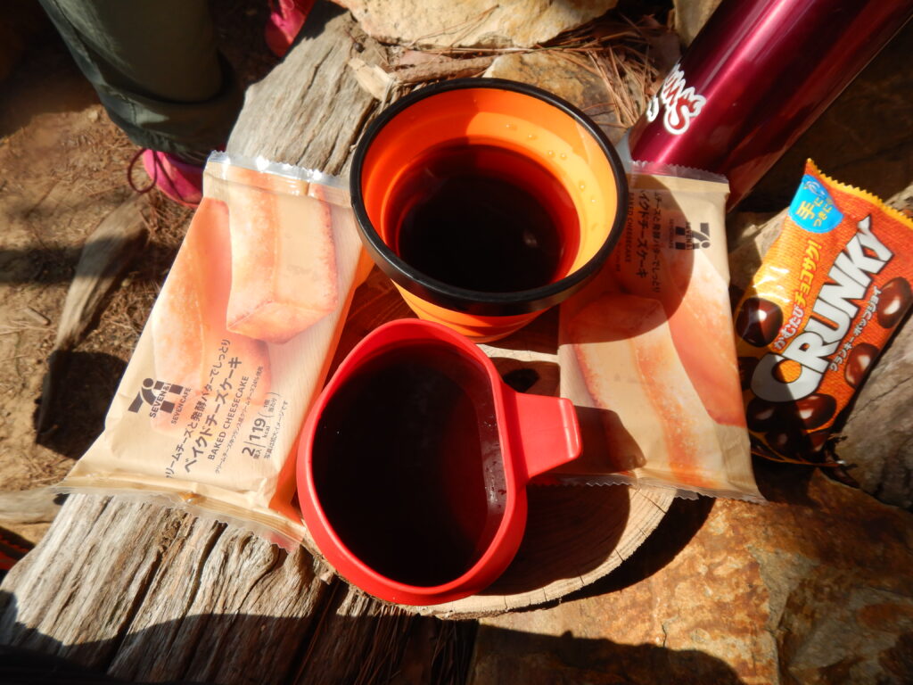ハイキング中にコーヒーとおやつで休憩している様子