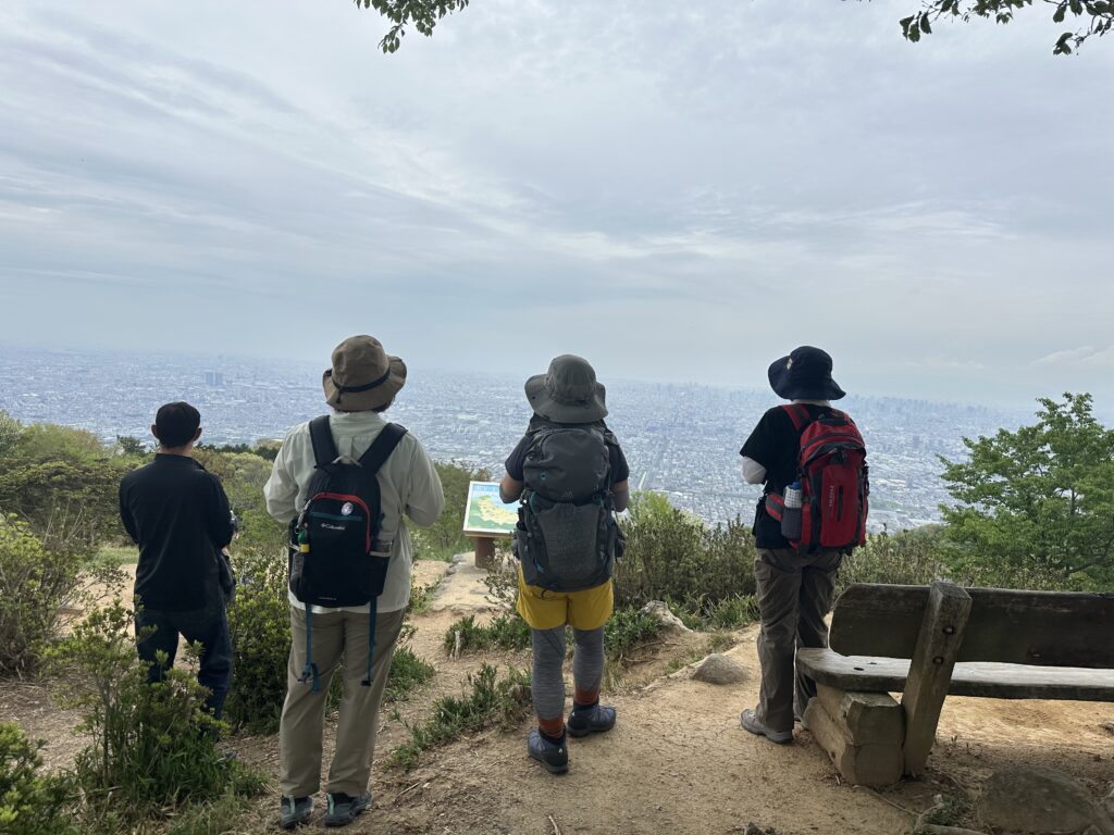 関西の低山でハイキングを楽しむ様子