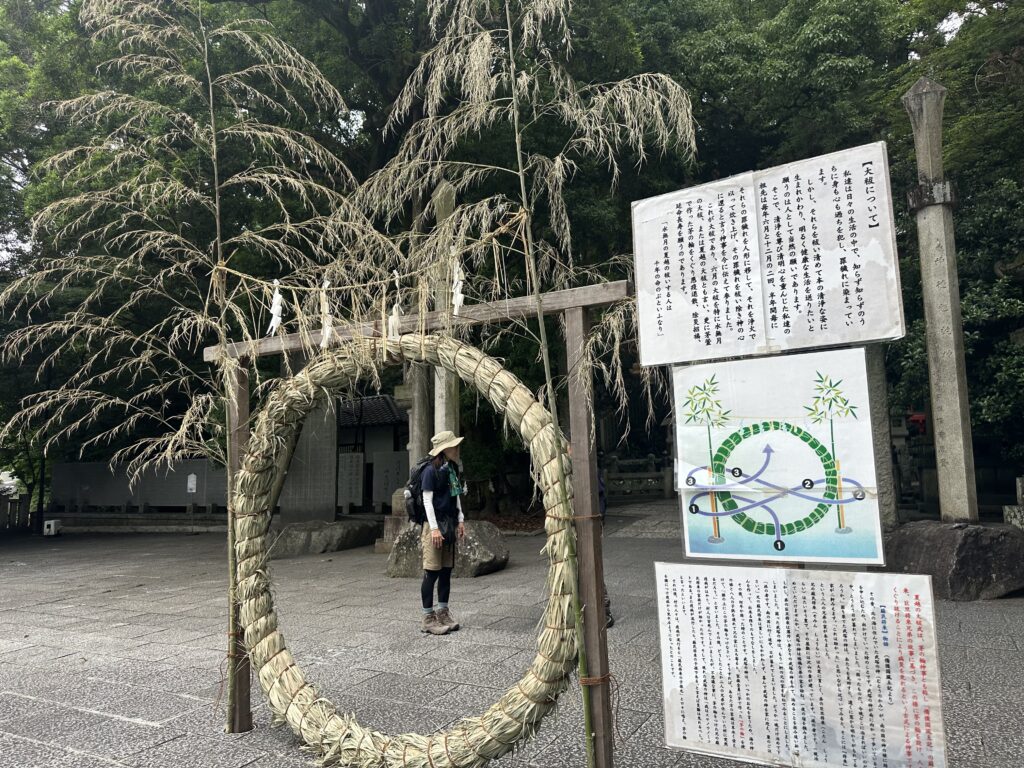 神社の茅の輪くぐりと大祓の説明看板