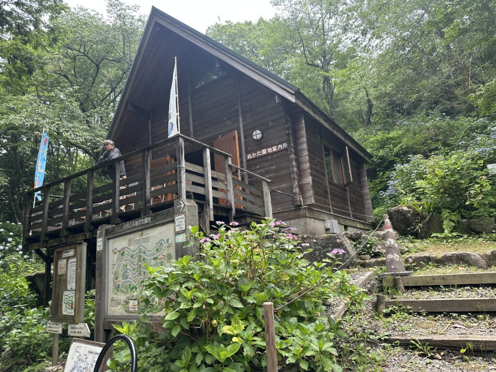 府民の森ぬかた園地の案内所のログハウス